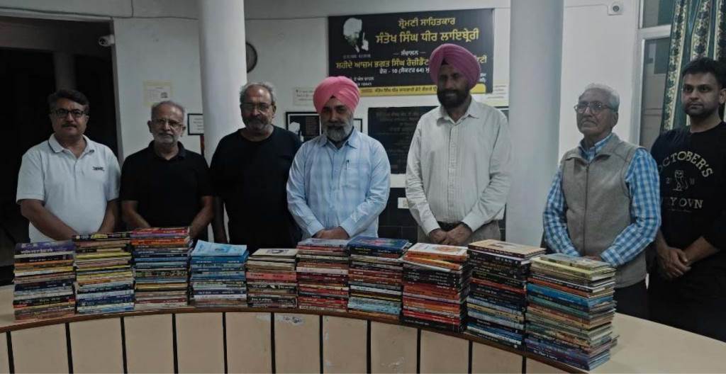 ਨਾਟਕਕਾਰ ਸੰਜੀਵਨ ਸਿੰਘ ਨੇ ਆਪਣੇ 64ਵੇਂ ਜਨਮ ਦਿਨ ਮੌਕੇ ਸੰਤੋਖ ਸਿੰਘ ਧੀਰ ਲਾਇਬ੍ਰੇਰੀ ਨੂੰ 300 ਕਿਤਾਬਾਂ ਦਿੱਤੀਆਂ